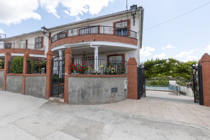 Foto e9b07e49-fc2f-4d18-bae9-5f1035e4f051. Casa pareada en Víznar