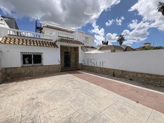 Chalet en Monteolivete-Camino Sevilla. Finca con dos viviendas independientes en parcela de 285 m�