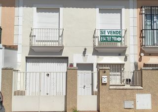 Casa adossada a Avenida la Victoria