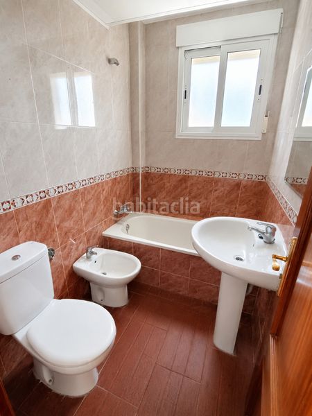 Foto 0ab657f4-3c92-4f90-907e-eeb048cbbe30. Casa adossada amb xemeneia aparcament a Carlota (La)