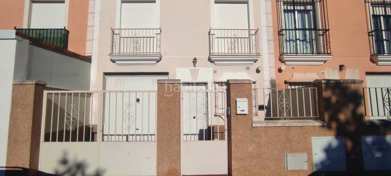 Foto 0fcbf9e0-7dcb-433b-b8cb-cd77874c1e9b. Casa adosada ?? adosado con sótano, patio y garaje – listo para entrar a vivir en Carlota (La)