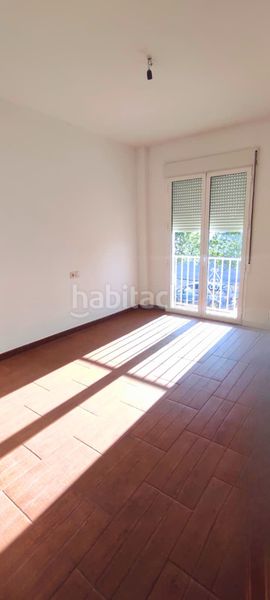 Foto 34d0da03-bb53-4615-8ed4-bf4c025a8e75. Casa adosada ?? adosado con sótano, patio y garaje – listo para entrar a vivir en Carlota (La)