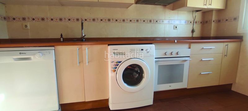 Foto 4144cd09-5e53-45e8-8a29-f59a8dbe1c91. Casa adosada ?? adosado con sótano, patio y garaje – listo para entrar a vivir en Carlota (La)