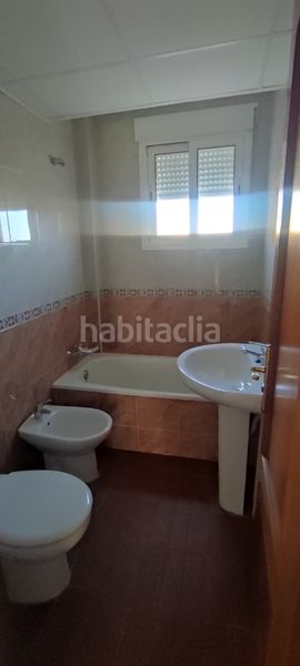 Foto 5bd3cc5f-9f08-4d40-a46f-a64ef3e32c96. Casa adosada ?? adosado con sótano, patio y garaje – listo para entrar a vivir en Carlota (La)