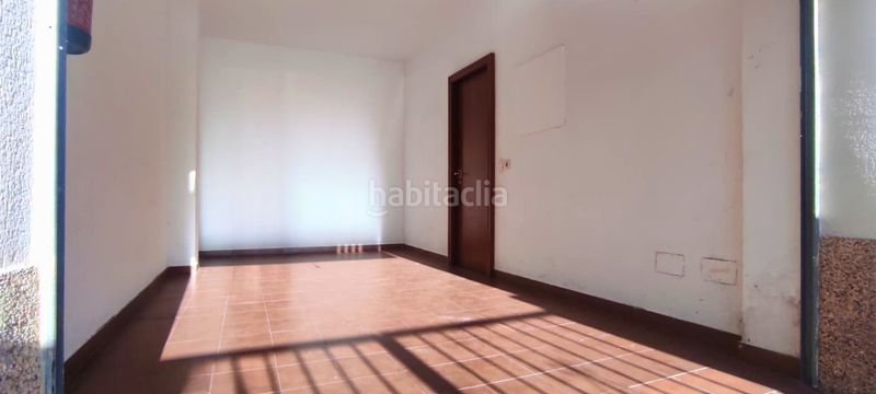 Foto 8b576e1b-ffcc-420d-aecd-63278037d601. Casa adosada ?? adosado con sótano, patio y garaje – listo para entrar a vivir en Carlota (La)