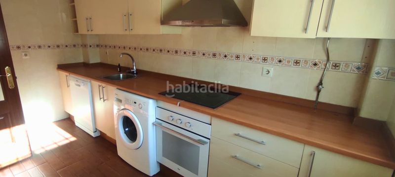 Foto 9981472b-7579-4b99-8e9c-89fb6a6c7f8d. Casa adosada ?? adosado con sótano, patio y garaje – listo para entrar a vivir en Carlota (La)