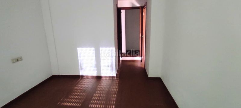 Foto acf8d0a1-37b1-4ba9-b5db-1ebe0a76370a. Casa adosada ?? adosado con sótano, patio y garaje – listo para entrar a vivir en Carlota (La)