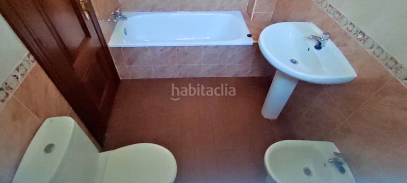 Foto c4b212f0-5dd7-4524-ba94-3af74169a453. Casa adosada ?? adosado con sótano, patio y garaje – listo para entrar a vivir en Carlota (La)