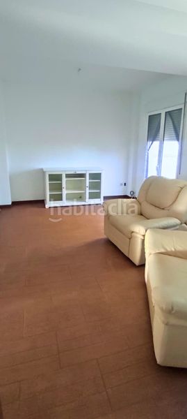 Foto d312a875-6a35-4efe-8715-a3e68b91577c. Casa adosada ?? adosado con sótano, patio y garaje – listo para entrar a vivir en Carlota (La)
