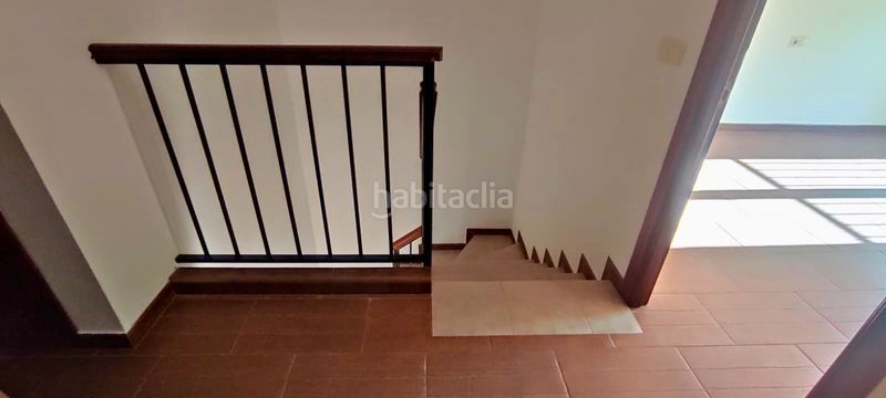 Foto d5a2d07a-2da8-4aa7-8f43-38b216465e07. Casa adosada ?? adosado con sótano, patio y garaje – listo para entrar a vivir en Carlota (La)