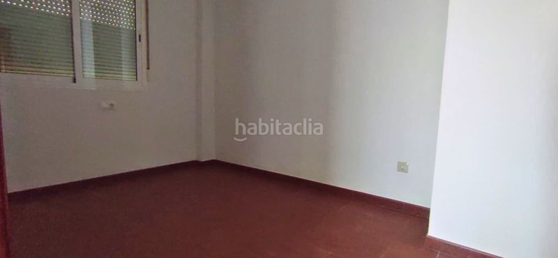 Foto dc0c5c00-ec64-40a3-b7f3-c172f2609574. Casa adosada ?? adosado con sótano, patio y garaje – listo para entrar a vivir en Carlota (La)