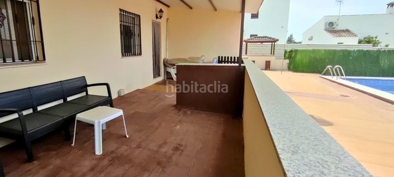 Foto ab8a973f-0300-4787-8429-1d434d7e7a1d. Chalet en Carlota (La)