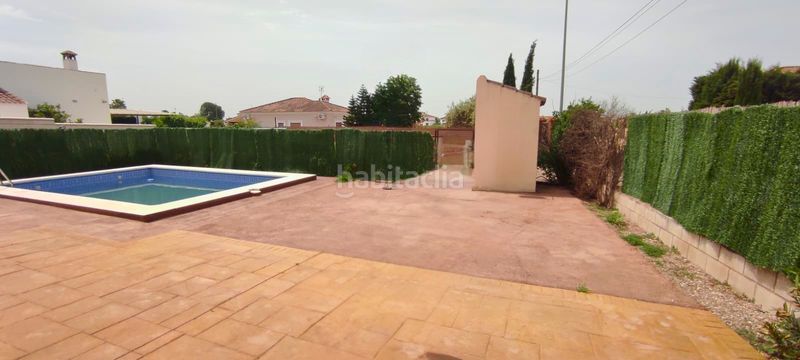 Foto f2fcc8f4-adb9-4e36-b9e4-7ba1b4c3d90a. Chalet en Carlota (La)