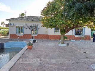 Chalet in Carlota (La). Chalet impresionante con piscina y amplias estancias.