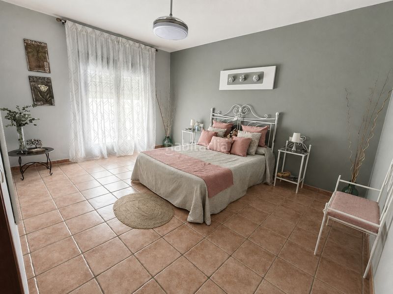 Foto b2631f27-063e-4e36-ab5f-23a5ce0cf4fb. Casa adossada amb aparcament piscina a Carlota (La)