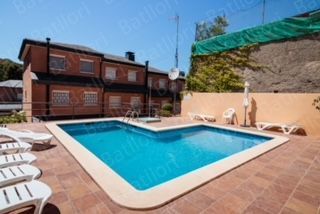 Casa adosada  Carrer alt de pedrell. Casa adosada con 5 habitaciones con parking, piscina, calefacció