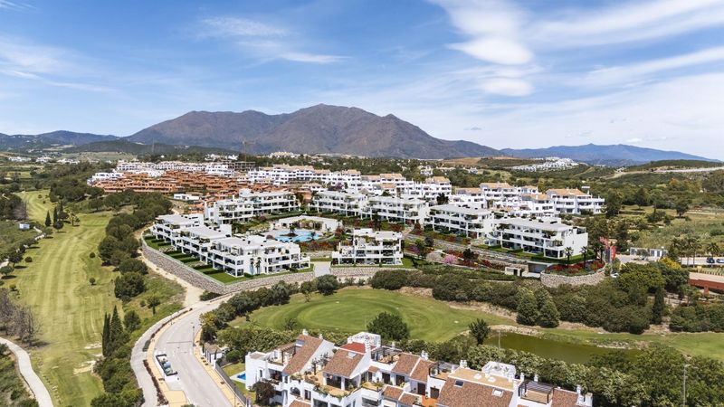 Foto d2330474-c72f-4691-bac3-dbe50d8b3360. Àtic amb aparcament piscina a Casares golf - Casares del sol Casares