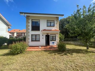 Chalet en Argoños. Chalet independiente en argoños con jardín, piscina y amplias te
