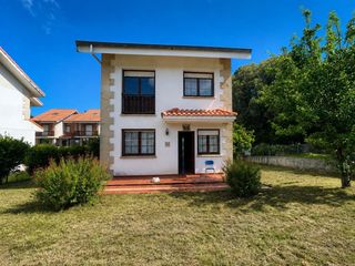 Chalet in Argoños. Chalet independiente en argoños con jardín, piscina y amplias te