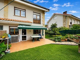 Chalet  Sotomar. Exclusiva  chalet pareado en argoños con piscina, parcela y gran