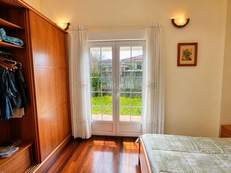 Foto 0c48b096-9003-4d99-b176-53689a21d2f8. Chalet  independiente con 306m2 de jardin. en Argoños