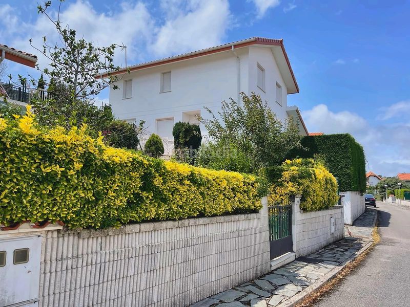 Foto 6802c23c-ea4b-4bfb-8249-8579cde7825f. Chalet  independiente con 306m2 de jardin. en Argoños