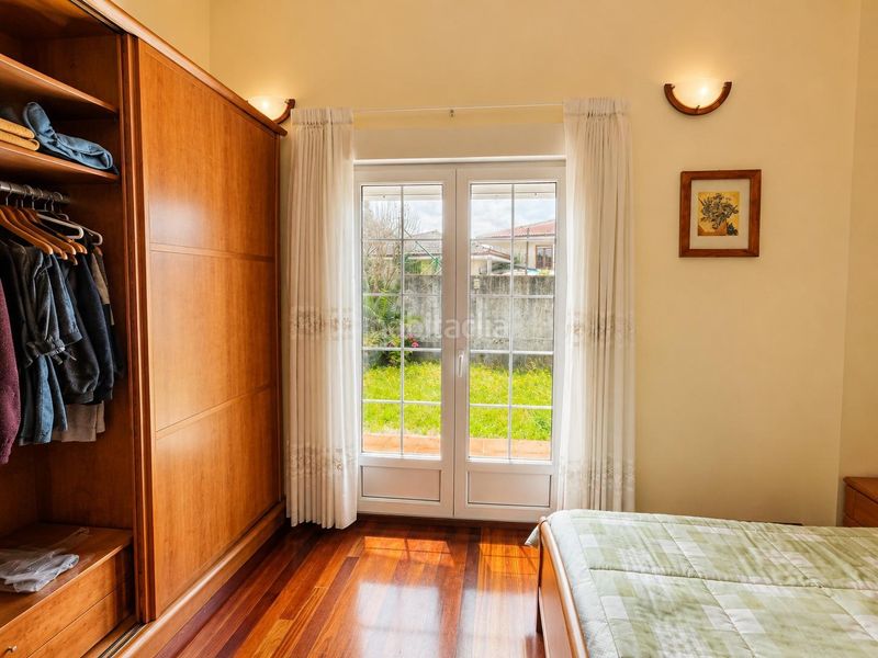 Foto 94bbf8fb-46f8-4594-a543-874a438cb940. Chalet  independiente con 306m2 de jardin. en Argoños