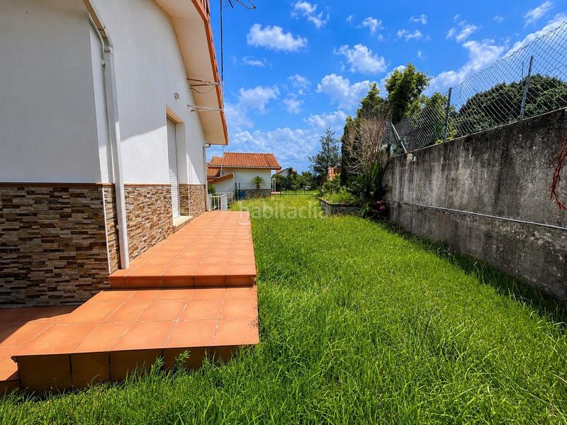 Foto b6692f6b-b026-40d5-8638-33f118d5c957. Chalet  independiente con 306m2 de jardin. en Argoños