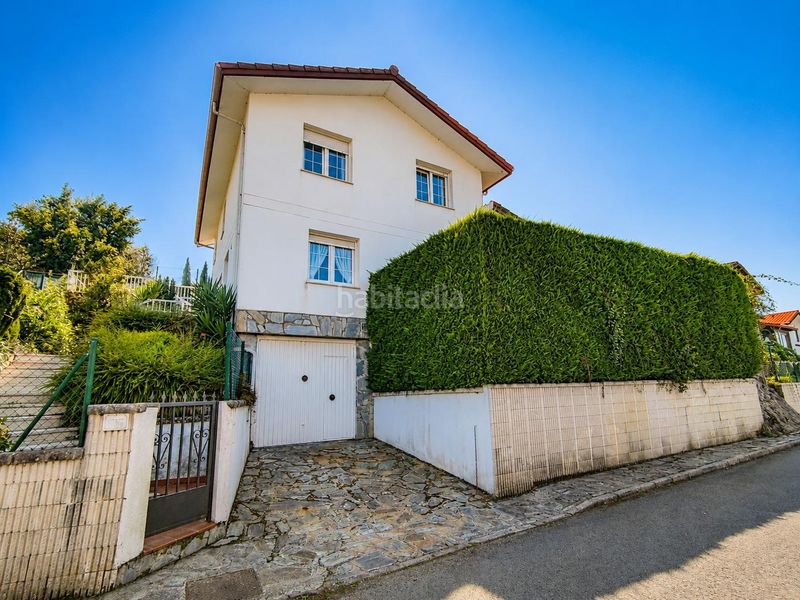 Foto f42813fc-e2f1-4407-b3f9-38d6e5a7383e. Chalet  independiente con 306m2 de jardin. en Argoños
