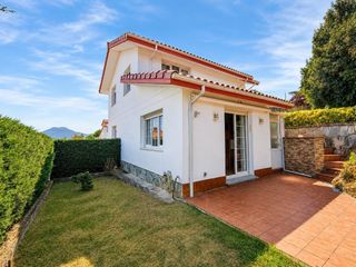 Chalet  Cueto (del). Chalet independiente en argoños con 306m2 de jardin.