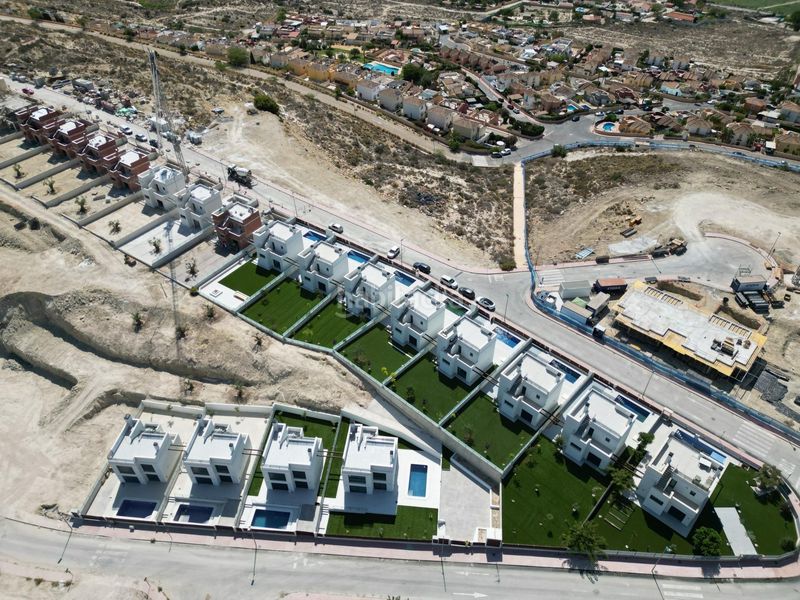 Foto 40f80808-7b21-4df9-b471-4e5d3bd87927. Xalet amb aparcament piscina a Bonalba-Cotoveta Mutxamel