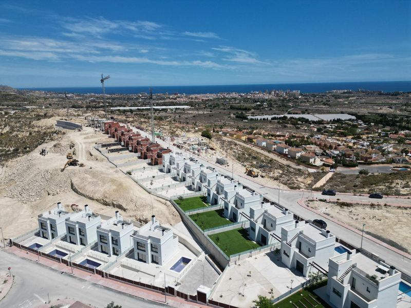 Foto a24385b0-1c20-482b-9170-fe826e2f4707. Xalet amb aparcament piscina a Bonalba-Cotoveta Mutxamel