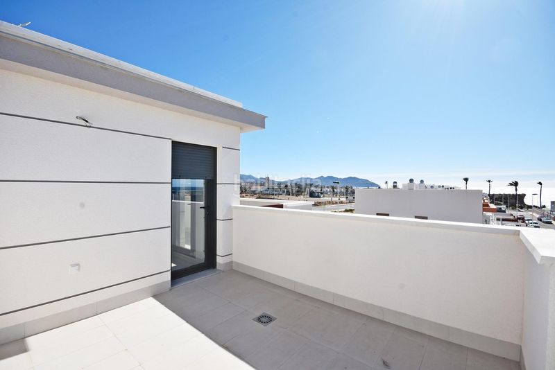 Foto c3a78f42-2b2b-4ea4-b7f6-70b1deaf9362. Casa pareada modernas villas adosadas con vistas al mar en puerto en Mazarrón