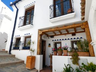 Casa en Canillas de Aceituno. Fantastica oportunidad de negocio - dos casas de artistas con bu