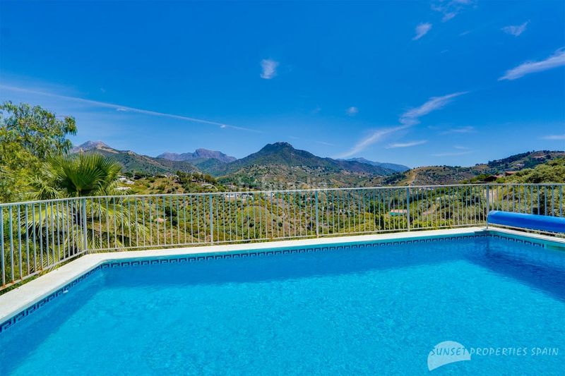 Foto 0ec14727-f7cf-4db9-8c02-41eda021489c. Casa amb xemeneia a Cómpeta