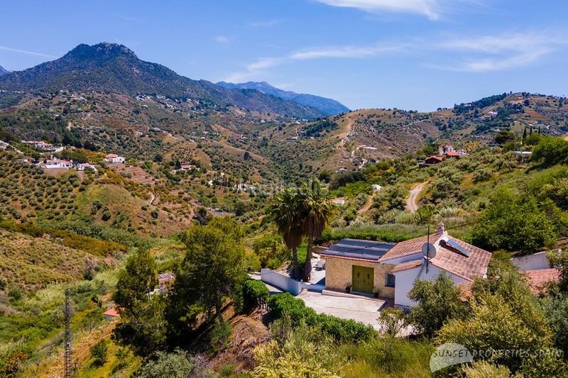 Foto 366db9cd-634b-40d9-b3a7-bb11d594b836. Casa amb xemeneia a Cómpeta