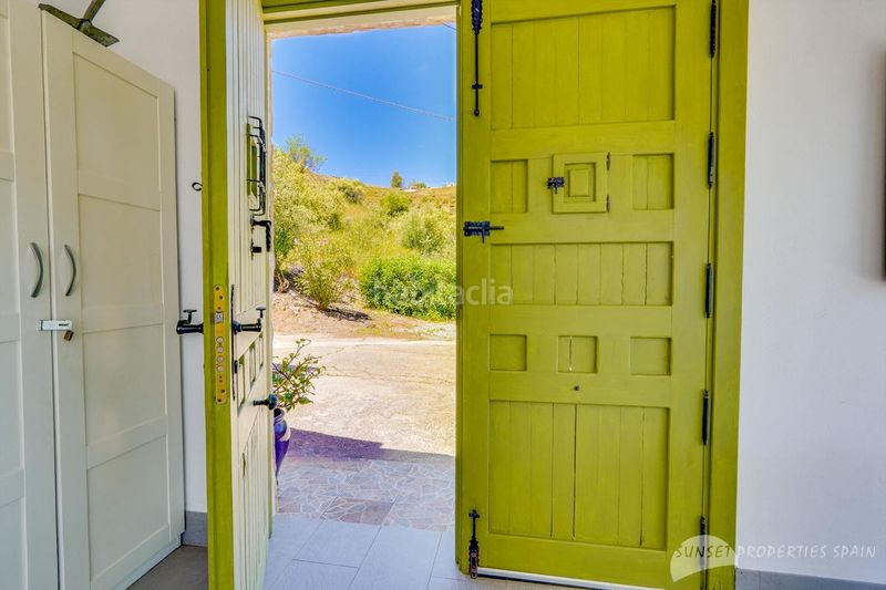 Foto 4e670360-5455-4ac6-8cf8-7fec25323f67. Casa amb xemeneia a Cómpeta