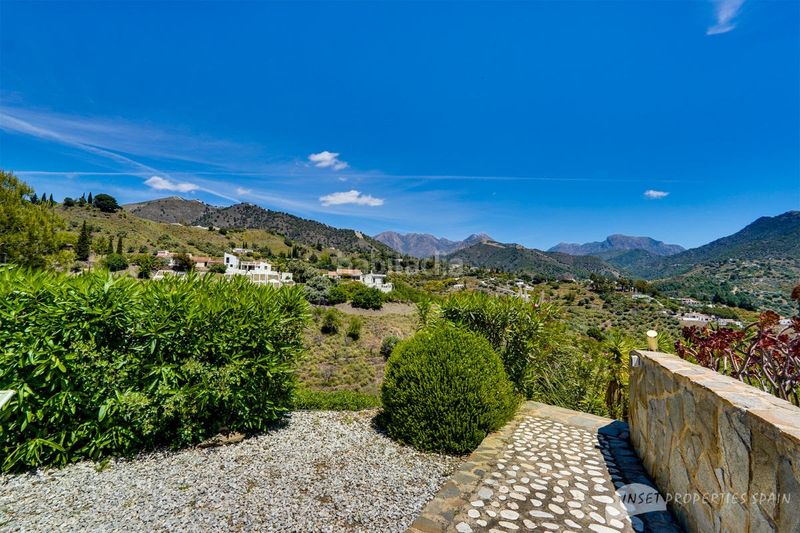 Foto 5f268ad8-4ca7-45fa-adbc-e643385e861d. Casa amb xemeneia a Cómpeta