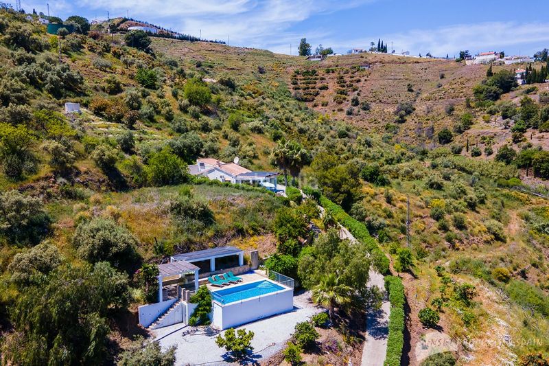 Foto c2a867ec-3b63-4c2a-8347-723495cceb53. Casa amb xemeneia a Cómpeta