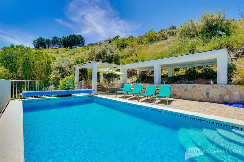 Foto ce3021be-e329-43bc-97d4-59cf793bd82c. Casa amb xemeneia a Cómpeta