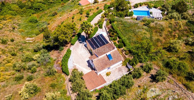 Foto ce34f882-566c-41fc-8e94-92e452028d70. Casa amb xemeneia a Cómpeta