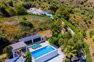 Haus in Cómpeta. Hermosa villa con licencia de alquiler