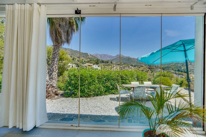 Foto fbd72944-f5cc-46c7-9ab4-3de94212c3c0. Casa amb xemeneia a Cómpeta