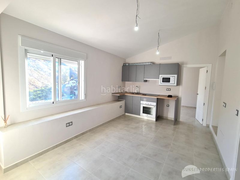 Foto d73c73e8-ad59-44d3-9ca7-ece3c1164907. Casa aparellada a Almáchar