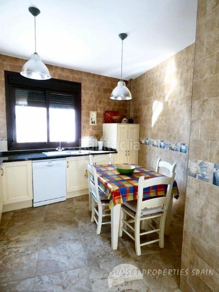 Foto 1159d4ca-7ff1-4052-b4b0-b34eb0e13861. Casa aparellada amb xemeneia a Salares