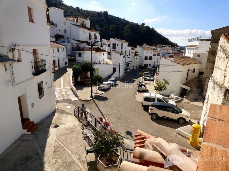 Foto 16dea139-7286-429f-9629-bedfe3fcd20d. Casa aparellada amb xemeneia a Salares