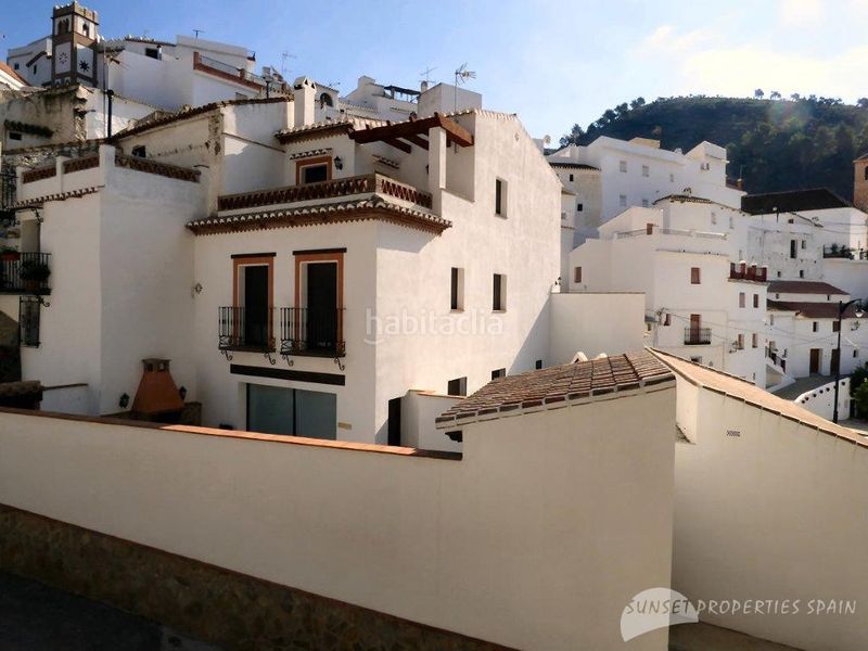 Foto 268f6eed-2ead-48a9-bf10-1e5acad403b1. Casa aparellada amb xemeneia a Salares
