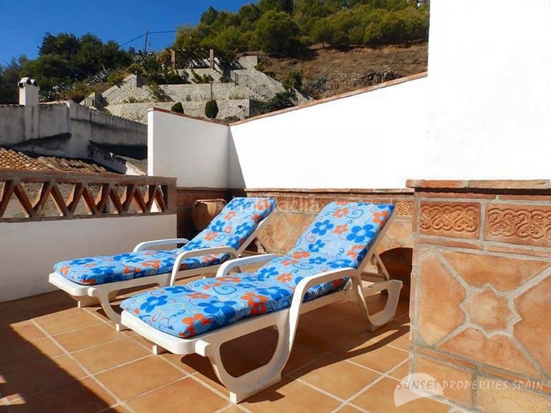 Foto 35f012ed-9d2d-4332-9e53-e24dec0f6e34. Casa aparellada amb xemeneia a Salares