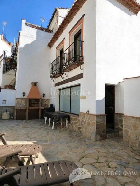 Foto 4070e899-86a8-4fbd-82f8-0ecdf33a58b0. Casa aparellada amb xemeneia a Salares