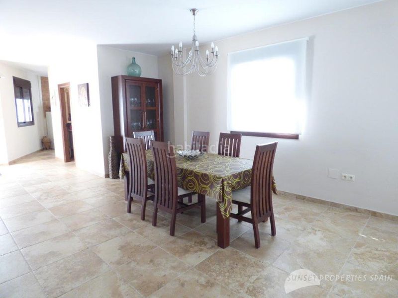 Foto 43bba7fe-fe0a-4eac-b3a2-f3933c085358. Casa aparellada amb xemeneia a Salares
